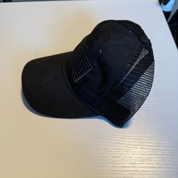 Black Mesh Cap with Silver Flag - Picture 2 of 3